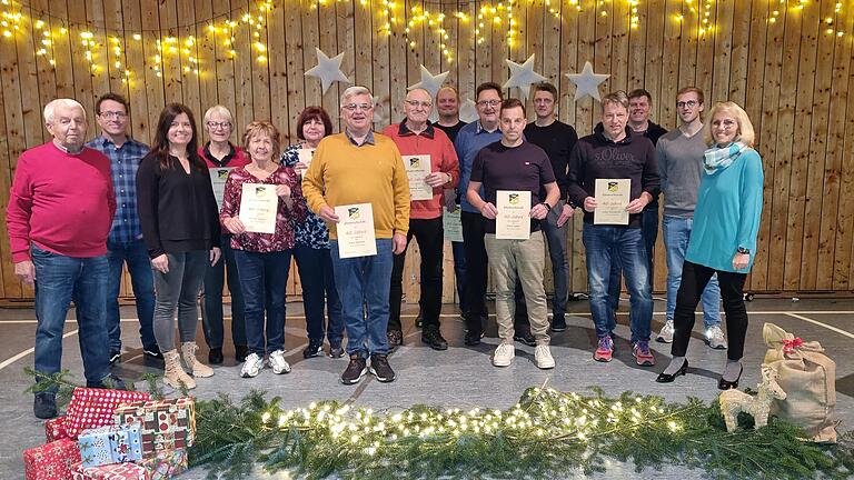 40 Jahre Mitgliedschaft: Herbert Linsner, Martin Kirchner, Kerstin Förster, Margit Kintopf Marlies Giesler, Liane Keller, Klaus Beutner, Manfred Wirth, Bernd Krispin, Michael Nieser, Frank Weber, Stefan Förster, Volker Wunderlich, Markus Weiß, Jonas Prause (2. Vors.) und Petra Weingart (1. Vorsitzende). 40 Jahre Mitgliedschaft: Herbert Linsner, Martin Kirchner, Kerstin Förster, Margit Kintopf Marlies Giesler, Liane Keller, Klaus Beutner, Manfred Wirth, Bernd Krispin, Michael Nieser, Frank Weber, Stefan Förster, Volker Wunderlich, Markus Weiß, Jonas Prause (2. Vors.) und Petra Weingart (1. Vorsitzende).