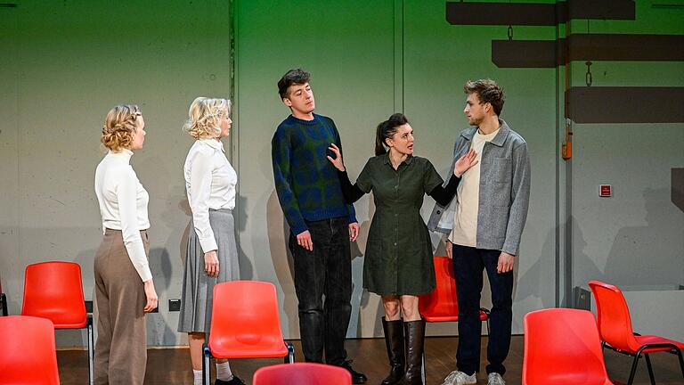 Der Druck wächst, das wirkt sich auch auf die Harmonie innerhalb der Klasse aus. Von links: Eva-Lina Wenners, Isabella Szendzielorz, Nils van der Host, Daria Lik und Nils David Bannert. Der Druck wächst, das wirkt sich auch auf die Harmonie innerhalb der Klasse aus. Von links: Eva-Lina Wenners, Isabella Szendzielorz, Nils van der Host, Daria Lik und Nils David Bannert.