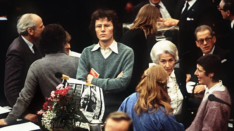 Einzug der Grünen in den Bundestag 1983 - Die Grünen zogen 1983 in den Bundestag ein - und mit ihnen ein neuer Kleidungsstil. Einzug der Grünen in den Bundestag 1983 - Die Grünen zogen 1983 in den Bundestag ein - und mit ihnen ein neuer Kleidungsstil.