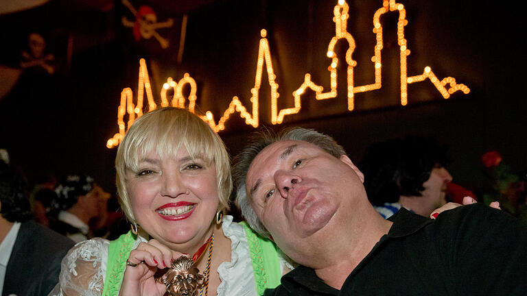 Schlappmaulorden       -  Die Abgeordnete von Bündnis 90/Die Grünen, Claudia Roth, und der Sportmoderator Waldemar Hartmann nehmen am 16.02.2015 in Kitzingen (Bayern) an der Prunksitzung der Kitzinger Karnevalsgesellschaft (KiKaG) teil. Hartmann wird von der KiKaG mit dem Schlappmaulorden ausgezeichnet. Seine Vorgängerin Roth wird die Laudatio halten. Foto: Daniel Karmann/dpa +++(c) dpa - Bildfunk+++