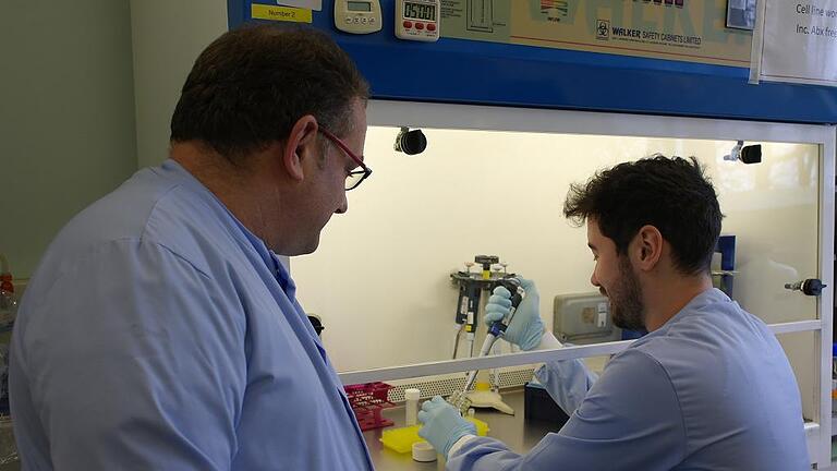 Forschungsarbeit im Bereich Tiermedizin: Professor Dirk Werling und Praktikant Christoph Leber bei der Arbeit am Royal Veterinary College.