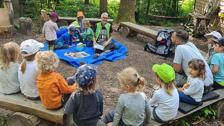 Gebietsbetreuer Torsten Ruf gestaltete einen Tag für den Waldkindergarten Lohr.&nbsp;