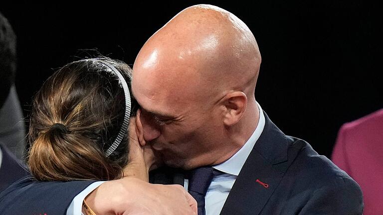 Ein Kuss bei der Siegerehrung der Weltmeisterschaft im August hat Spaniens Fußball-Präsident Luis Rubiales in Bedrängnis und letztlich um sein Amt gebracht. Um einen unerlaubten Kuss ging es jetzt auch vor dem Kitzinger Amtsgericht.