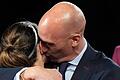 Ein Kuss bei der Siegerehrung der Weltmeisterschaft im August hat Spaniens Fußball-Präsident Luis Rubiales in Bedrängnis und letztlich um sein Amt gebracht. Um einen unerlaubten Kuss ging es jetzt auch vor dem Kitzinger Amtsgericht.