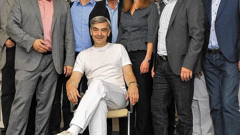 Teamfähig: Die Ärzte und Verantwortlichen des MVZ an der Main-Klinik (von links): Rheumatologe Franz Rustige, Geschäftsführer Alexander Schraml, Viszeralchirurg Christoph Zander, Internist Axel Thalmann, Unfallchirurg Philipp Blanke, Orthopädin Sandra Nalaskowski, der Leiter der Klinik Kitzinger Land, Thilo Penzhorn, Main-Klinik-Geschäftsführer Christian Schell, Internist Joachim Stenzel, Kardiologe Wolfgang Karmann und vorne sitzend der Chirurg und ärztliche Leiter, Rainer Kuttner. Teamfähig: Die Ärzte und Verantwortlichen des MVZ an der Main-Klinik (von links): Rheumatologe Franz Rustige, Geschäftsführer Alexander Schraml, Viszeralchirurg Christoph Zander, Internist Axel Thalmann, Unfallchirurg Philipp Blanke, Orthopädin Sandra Nalaskowski, der Leiter der Klinik Kitzinger Land, Thilo Penzhorn, Main-Klinik-Geschäftsführer Christian Schell, Internist Joachim Stenzel, Kardiologe Wolfgang Karmann und vorne sitzend der Chirurg und ärztliche Leiter, Rainer Kuttner.