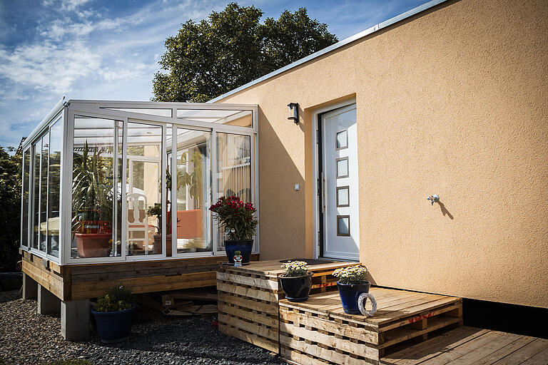 Vor rund zwei Wochen wurde der Wintergarten errichtet, der zusätzliche zwölf Quadratmeter zum Wohnen bringt. Vor rund zwei Wochen wurde der Wintergarten errichtet, der zusätzliche zwölf Quadratmeter zum Wohnen bringt. 