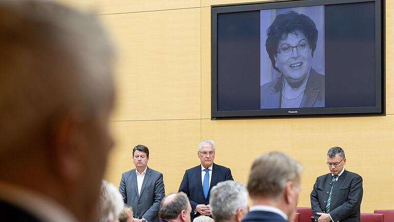 Die Abgeordneten des Bayerischen Landtags um Bayerns Innenminister Joachim Herrmann (CSU, in der Bildmitte) gedenken zu Beginn der Plenarsitzung am Mittwoch der verstorbenen früheren Landtagspräsidentin Barbara Stamm. Die Abgeordneten des Bayerischen Landtags um Bayerns Innenminister Joachim Herrmann (CSU, in der Bildmitte) gedenken zu Beginn der Plenarsitzung am Mittwoch der verstorbenen früheren Landtagspräsidentin Barbara Stamm.
