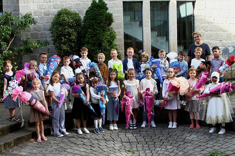 In die Eltmanner Ganztagesklasse 1g gehen 23 Schüler, als da wären elf Jungen und zwölf Mädchen. Ihre Klassenlehrerin ist Kristina Lang. In die Eltmanner Ganztagesklasse 1g gehen 23 Schüler, als da wären elf Jungen und zwölf Mädchen. Ihre Klassenlehrerin ist Kristina Lang.