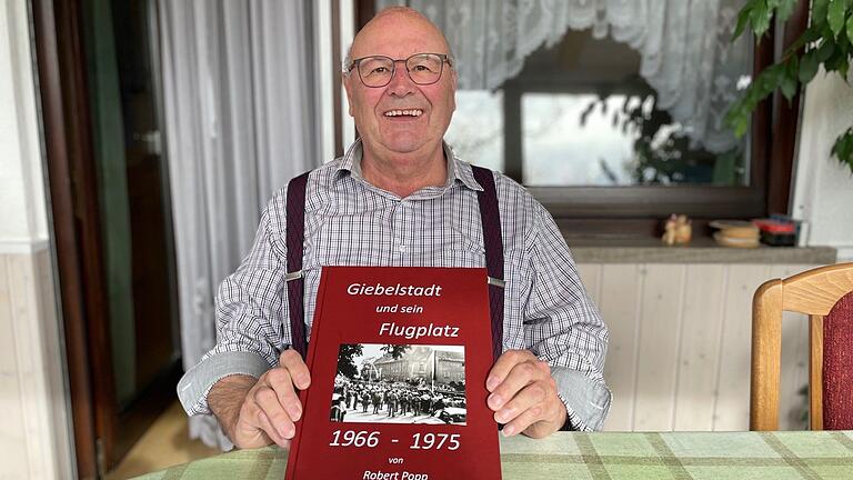Der Giebelstädter Hobbyarchivar und Autor Robert Popp hat den vierten Band seiner Flugplatz-Giebelstadt-Reihe herausgebracht - Band fünf und sechs sind schon in Arbeit. Der Giebelstädter Hobbyarchivar und Autor Robert Popp hat den vierten Band seiner Flugplatz-Giebelstadt-Reihe herausgebracht - Band fünf und sechs sind schon in Arbeit.
