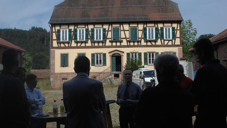 Das Hofgut Erlenfurt soll saniert und zum Eichenzentrum Hochspessart ausgebaut werden. Das Amt für Ernährung, Landwirtschaft und Forsten ist konkret am Planen. Das Hofgut Erlenfurt soll saniert und zum Eichenzentrum Hochspessart ausgebaut werden. Das Amt für Ernährung, Landwirtschaft und Forsten ist konkret am Planen.