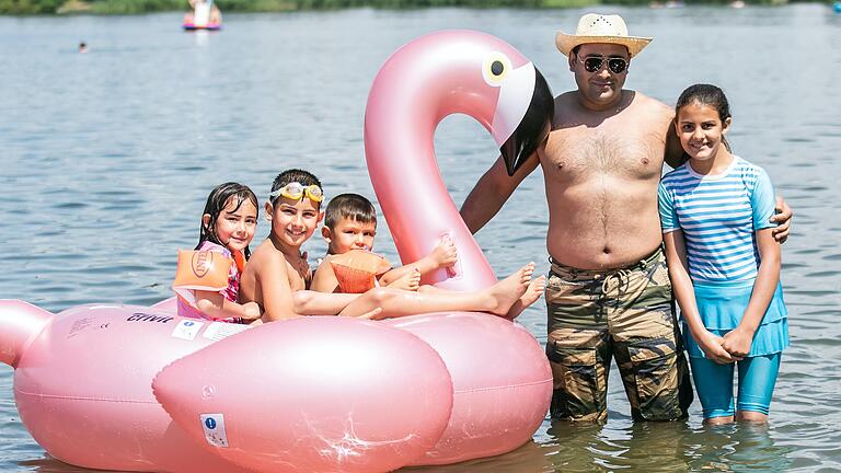 Zahlreiche Besucher nutzen die sommerlichen Temperaturen und verbringen den Sonntag 19.07.20 am Baggersee in Schweinfurt. Zahlreiche Besucher nutzen die sommerlichen Temperaturen und verbringen den Sonntag 19.07.20 am Baggersee in Schweinfurt.