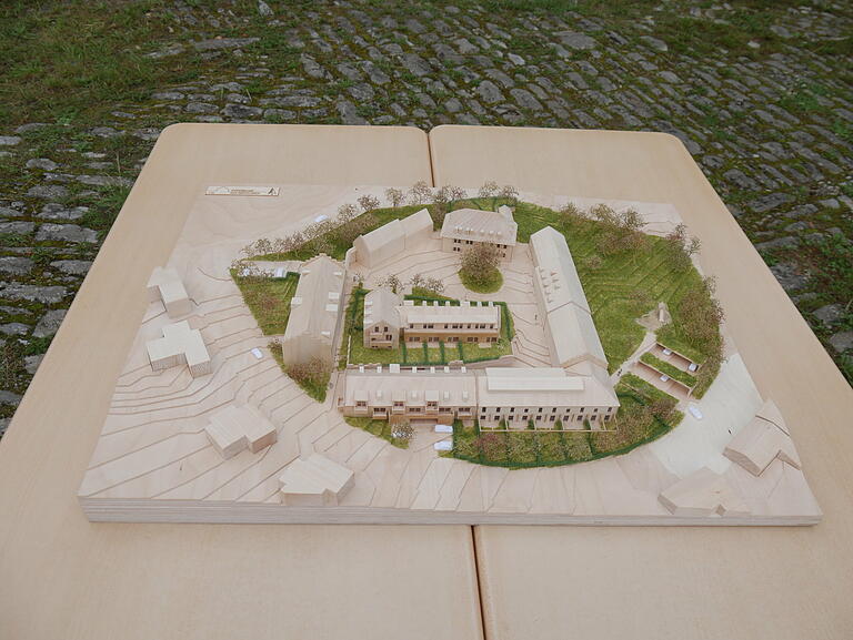 Blick auf das Modell: Vorne befindet sich der Rinderstall mit dem Erweiterungsbau, rechts sind die Gebäude der evangelischen Kirche. Hinten befindet sich das alte Herrenhaus, das Gebäude in der Mitte wird neu errichtet. Blick auf das Modell: Vorne befindet sich der Rinderstall mit dem Erweiterungsbau, rechts sind die Gebäude der evangelischen Kirche. Hinten befindet sich das alte Herrenhaus, das Gebäude in der Mitte wird neu errichtet.