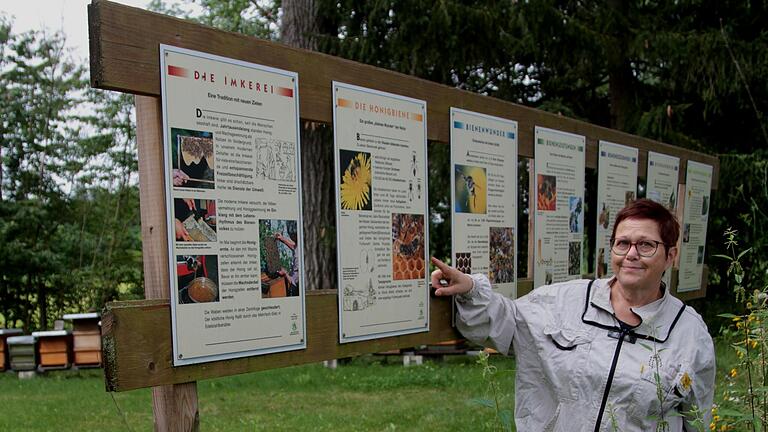 Die Imkerin und Bienensachverständige Renate Hau im 'Bienengarten Hofheim', wo man viel über Bienen und Honig erfahren kann. Die Imkerin und Bienensachverständige Renate Hau im 'Bienengarten Hofheim', wo man viel über Bienen und Honig erfahren kann.