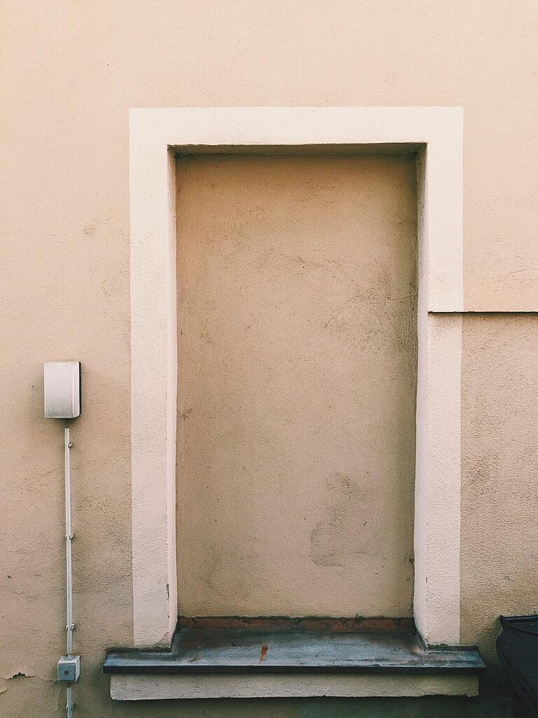 Würzburg, Stadtteil Grombühl: Hier gibt es auffällig viele zugemauerte Fenster. Würzburg, Stadtteil Grombühl: Hier gibt es auffällig viele zugemauerte Fenster. 