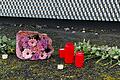 Am Schulzentrum Haßfurt wurden nach dem tragischen Unfall mehrere Blumen und Kerzen niedergelegt.&nbsp;