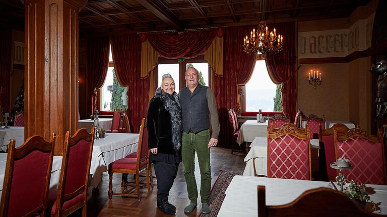 Lothar und Kerstin Bezold im Ritterzimmer der Steinburg. In ihrem Hotel vereinen sie Tradition und Moderne. Lothar und Kerstin Bezold im Ritterzimmer der Steinburg. In ihrem Hotel vereinen sie Tradition und Moderne. 