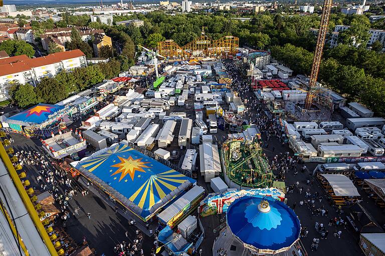 Blick aus dem Riesenrad über einen Teil des Volksfestgeländes. Blick aus dem Riesenrad über einen Teil des Volksfestgeländes.