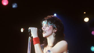 Nena - von den 80ern bis heute       -  In schrillem Outfit mit Leoprint und Stirnband erscheint Nena bei einem Auftritt 1984 in Frankfurt am Main. Ihr Hit &quot;99 Luftballon&quot; war 1983 in Deutschland, Österreich, Großbritannien und der Schweiz ein Nummer-1-Hit.Wir zeigen in Bildern, wie sich der Star der 80er Jahre entwickelt hat.