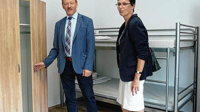 So wohnen die Flüchtlinge: Bürgermeister Peter Juks und Maria-Antoinette Graber (Regierung) in einem Zweibettzimmer.