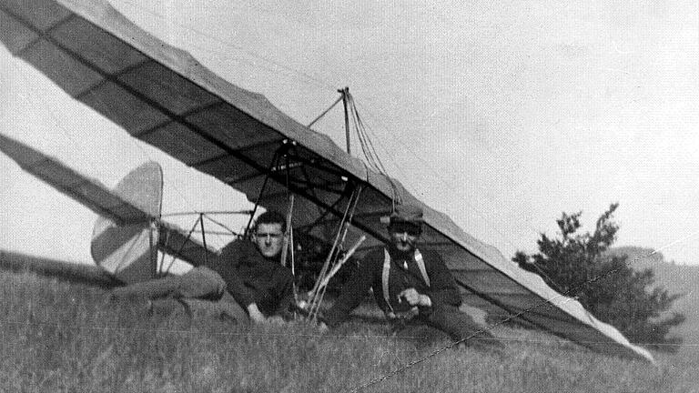 S 5 - Anfänge der Fliegerei nicht auf der Wasserkuppe: Willy Messerschmitt (links) auf einem Foto, das am 12. September auf dem Heidelstein aufgenommen wurde. S 5 - Anfänge der Fliegerei nicht auf der Wasserkuppe: Willy Messerschmitt (links) auf einem Foto, das am 12. September auf dem Heidelstein aufgenommen wurde.