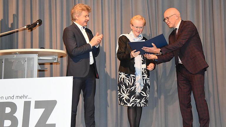 Die Auszeichnung überreichten Frank Mentrup vom Deutschen Bibliotheksverband (links) und Ekkehard Winter von der Deutschen Telekom Stiftung (rechts) an Bibliotheksleiterin Annelie Ebert. Die Auszeichnung überreichten Frank Mentrup vom Deutschen Bibliotheksverband (links) und Ekkehard Winter von der Deutschen Telekom Stiftung (rechts) an Bibliotheksleiterin Annelie Ebert.