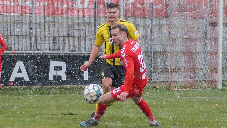 Leon Heinze (vorne) vom TSV Aubstadt kommt zu spät, um Maximilian Wolf (DJK Vilzing) den Ball abnehmen zu können. Leon Heinze (vorne) vom TSV Aubstadt kommt zu spät, um Maximilian Wolf (DJK Vilzing) den Ball abnehmen zu können.