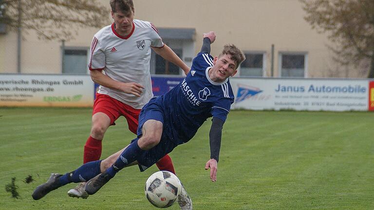 Angreifer Niklas Dömling (im Archivbild vorne) befindet sich in der Rückrunde bisher in guter Form und peilt mit dem TSV Bad Königshofen eine Überraschung im Pokalfinale gegen den FC 06 Bad Kissingen an. Angreifer Niklas Dömling (im Archivbild vorne) befindet sich in der Rückrunde bisher in guter Form und peilt mit dem TSV Bad Königshofen eine Überraschung im Pokalfinale gegen den FC 06 Bad Kissingen an.