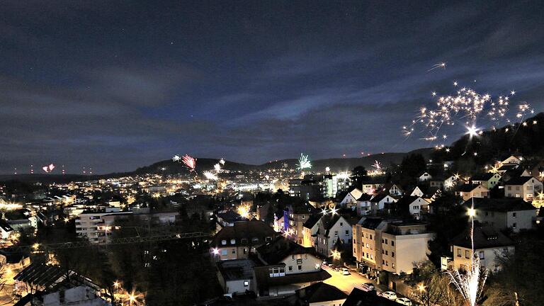 Silvesterraketen steigen über Bad Kissingen in den Nachthimmel. Foto: Benedikt Borst - Silvesterraketen steigen über Bad Kissingen in den Nachthimmel. Foto: Benedikt Borst Silvesterraketen steigen über Bad Kissingen in den Nachthimmel. Foto: Benedikt Borst - Silvesterraketen steigen über Bad Kissingen in den Nachthimmel. Foto: Benedikt Borst