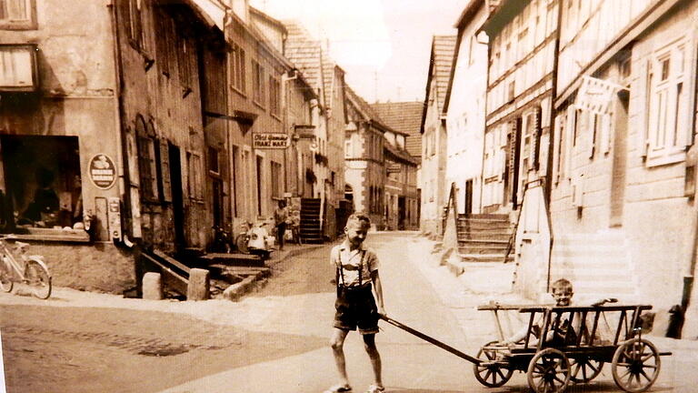 Im Stadtkern, am Anfang der Obertorstraße, verlief das Leben früher ruhig. Links der Laden von Oskar Küber.