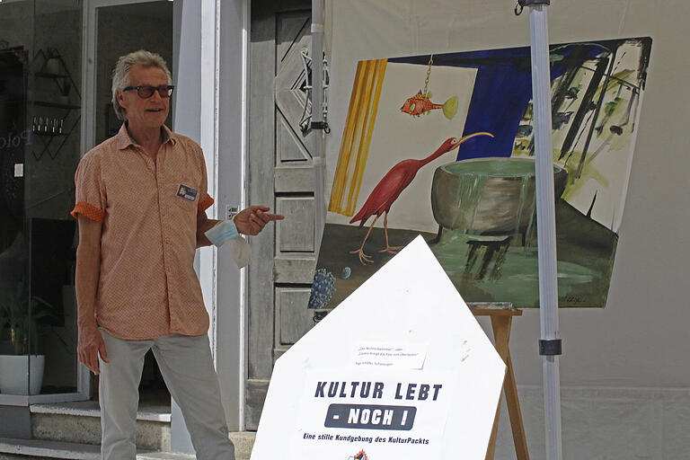 Ingo Schäfer vom KulturPackt stellte auf dem Kunstpavillon-Weg sein Gemälde "Der Nichtschwimmer und Corona bringt das Faß zum Überlaufen" aus. Ingo Schäfer vom KulturPackt stellte auf dem Kunstpavillon-Weg sein Gemälde "Der Nichtschwimmer und Corona bringt das Faß zum Überlaufen" aus.