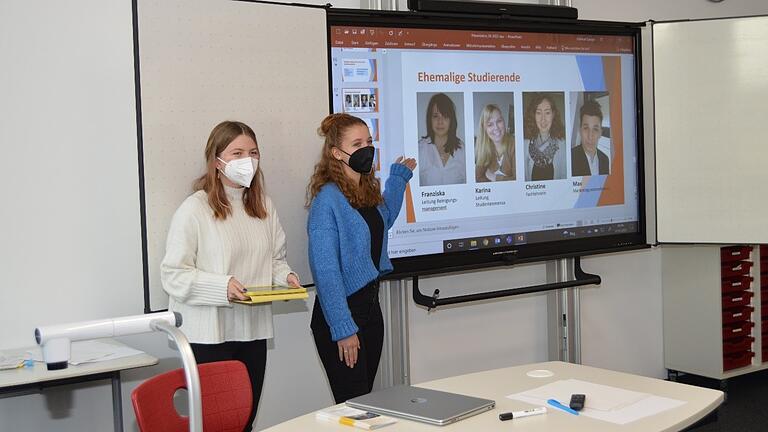 Viktoria Schilke (links) und Nina Angelina Schlee (rechts) sind Botschafterinnen für die Weiterbildung zur Betriebswirtin für Ernährungs- und Versorgungsmanagement an der Fachakademie in Würzburg. Viktoria Schilke (links) und Nina Angelina Schlee (rechts) sind Botschafterinnen für die Weiterbildung zur Betriebswirtin für Ernährungs- und Versorgungsmanagement an der Fachakademie in Würzburg.