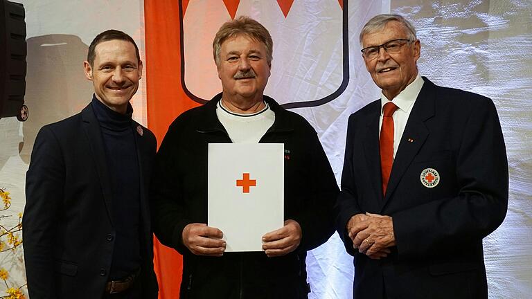 Rainer Dotzel (Mitte) wird von Bürgermeister Thorsten Wozniak (links) und dem Ehrenvorsitzenden des Rot-Kreuz-Kreisverbandes Schweinfurt Hartmut Bräuer (rechts) für 200 Blutspenden geehrt.