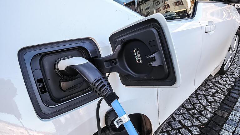 Die Transformation der Autoindustrie hin zur Elektromobilität ist ein wichtiges Zukunftsthema. Das Wirtschaftsministerium hat ein neues milliardenschweres Förderprogramm aufgelegt, von dem auch die Region Schweinfurt profitieren soll. Die Transformation der Autoindustrie hin zur Elektromobilität ist ein wichtiges Zukunftsthema. Das Wirtschaftsministerium hat ein neues milliardenschweres Förderprogramm aufgelegt, von dem auch die Region Schweinfurt profitieren soll.