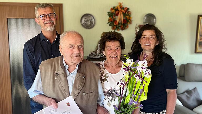 Bürgermeister Bernhard Weidner (von links) überbrachte Erich und Marianne Bausenwein zusammen mit der stellvertretenden Landrätin Christine Haupt-Kreuzer Glückwünsche Bürgermeister Bernhard Weidner (von links) überbrachte Erich und Marianne Bausenwein zusammen mit der stellvertretenden Landrätin Christine Haupt-Kreuzer Glückwünsche