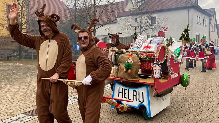 Auch der Weihnachtsmann nahm mit seinen Rentieren und den Weihnachtselfen am Umzug teil und verteilte fleißig Süßes.