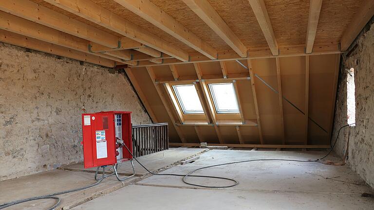 Blick in die obere Etage des Gutshofs: Außer am Dachstuhl ist hier von einer Sanierung noch nicht viel zu sehen. Blick in die obere Etage des Gutshofs: Außer am Dachstuhl ist hier von einer Sanierung noch nicht viel zu sehen.
