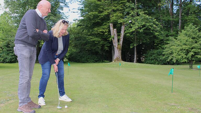 Kurdirektorin Andrea Schallenkammer versucht sich am Putting Green im Staatsbad Bad Brückenau. - Kurdirektorin Andrea Schallenkammer versucht sich am Putting Green im Staatsbad Bad Brückenau. Uwe Seidl vom Wasserwirtschaftsamt steht ihr bei. Kurdirektorin Andrea Schallenkammer versucht sich am Putting Green im Staatsbad Bad Brückenau. - Kurdirektorin Andrea Schallenkammer versucht sich am Putting Green im Staatsbad Bad Brückenau. Uwe Seidl vom Wasserwirtschaftsamt steht ihr bei.