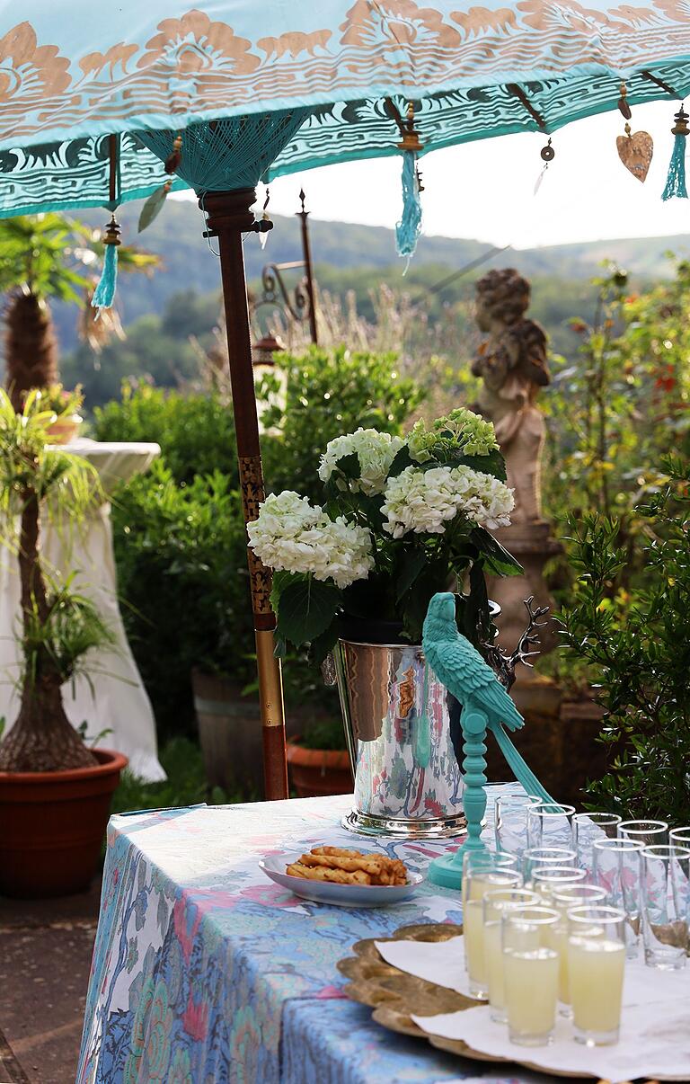 Am Wochenende findet die Veranstaltung 'L'apéritif au jardin' statt, dann warten auf der Burg Gamburg wieder Snacks auf die Besuchenden. Am Wochenende findet die Veranstaltung 'L'apéritif au jardin' statt, dann warten auf der Burg Gamburg wieder Snacks auf die Besuchenden.