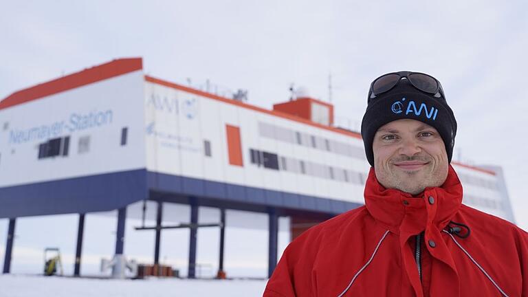 Seit Dezember 2023 arbeitet Johannes Schötz aus Oberschwarzach auf der Forschungsstation Neumayer III in der Antarktis und berichtet ab und an von seinen Erlebnissen. Seit Dezember 2023 arbeitet Johannes Schötz aus Oberschwarzach auf der Forschungsstation Neumayer III in der Antarktis und berichtet ab und an von seinen Erlebnissen.
