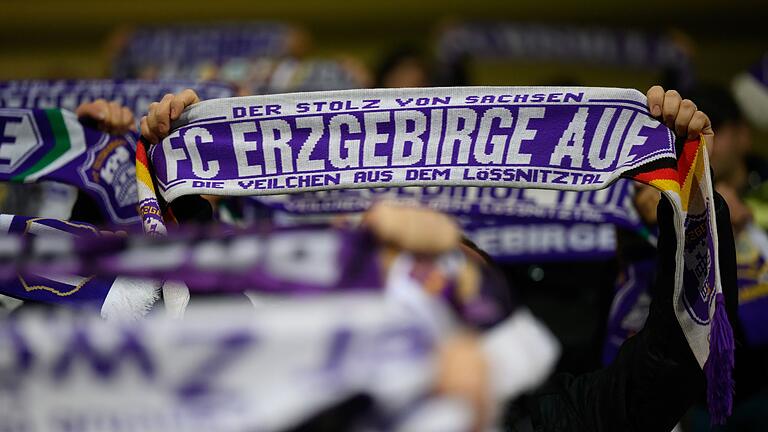 Fans des FC Erzgebirge Aue       -  Für den TSV 1860 München die letzte Hürde 2024: der FC Erzgebirge Aue.