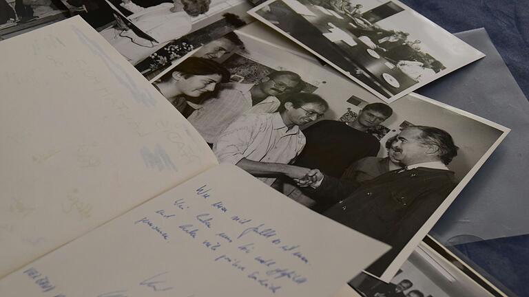 Viele Fotos befinden sich im Archiv. Eines zeigt zum Beispiel die Verleihung des Bayerischen Umweltpreises durch den damaligen zuständigen Staatsminister Peter Gauweiler. Viele Fotos befinden sich im Archiv. Eines zeigt zum Beispiel die Verleihung des Bayerischen Umweltpreises durch den damaligen zuständigen Staatsminister Peter Gauweiler.