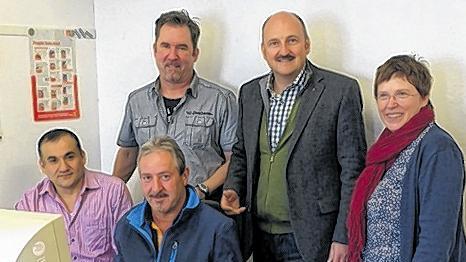 Bildschirme sind noch da, die Computer sind abgebaut im Betriebsratsbüro der früheren Firma Kokinetics: (von links, stehend) Betriebsrat Klaus-Dieter Englert, Bernd Rützel, Birgit Adam (IG Metall), (sitzend) Betriebsrat Dogan Özer, Betriebsratsvorsitzender Peter Rüb Bildschirme sind noch da, die Computer sind abgebaut im Betriebsratsbüro der früheren Firma Kokinetics: (von links, stehend) Betriebsrat Klaus-Dieter Englert, Bernd Rützel, Birgit Adam (IG Metall), (sitzend) Betriebsrat Dogan Özer, Betriebsratsvorsitzender Peter Rüb