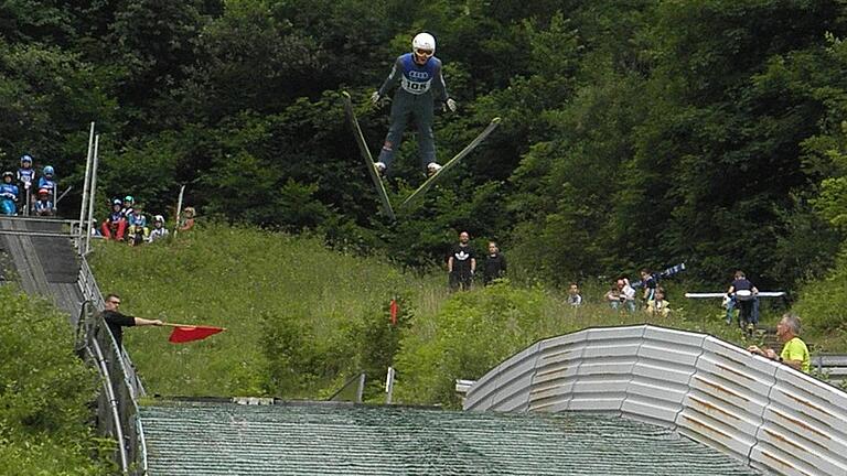 Sie fliegen wieder: Hoch hinaus und weit nach unten hieß es für den Skispringer-Nachwuchs beim bayerischen Schülercup auf den Kreuzbergschanzen.