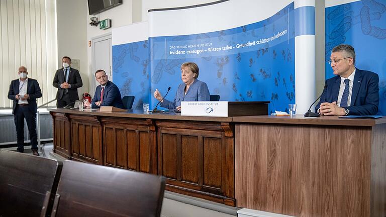 Merkel besucht Robert Koch-Institut RKI - Die damalige Kanzlerin Angela Merkel stützte ihren Anti-Corona-Kurs auch auf den Präsidenten des Robert Koch-Instituts (RKI), Lothar Wieler. Merkel besucht Robert Koch-Institut RKI - Die damalige Kanzlerin Angela Merkel stützte ihren Anti-Corona-Kurs auch auf den Präsidenten des Robert Koch-Instituts (RKI), Lothar Wieler.