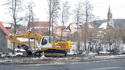 Startschuss für die Bauarbeiten: Kaum ist Väterchen Frost auf dem Rückzug, schon rücken Bagger und Arbeiter an, um den Platz vor der Besengau-Scheuer in Bastheim neu zu gestalten. Startschuss für die Bauarbeiten: Kaum ist Väterchen Frost auf dem Rückzug, schon rücken Bagger und Arbeiter an, um den Platz vor der Besengau-Scheuer in Bastheim neu zu gestalten.