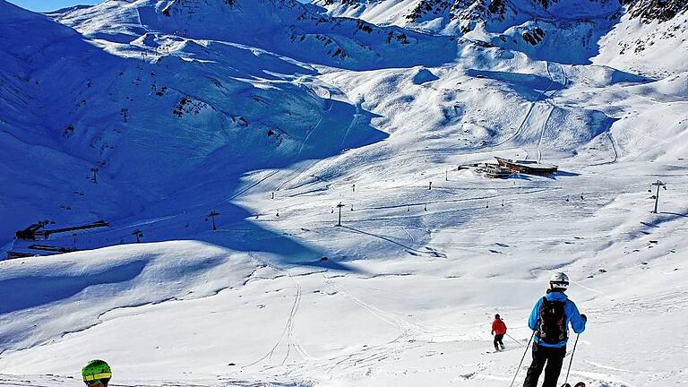 Hinunter durch tiefen Schnee im Masner-Gebiet in Serfaus, so macht Freeriden Spaß. Hinunter durch tiefen Schnee im Masner-Gebiet in Serfaus, so macht Freeriden Spaß.