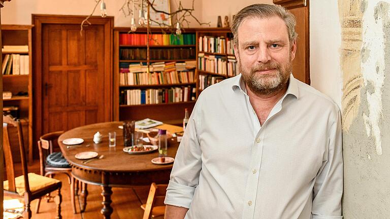 Will FDP-Generalsekretär in Bayern werden: Karl Graf Stauffenberg. Das Bild zeigt ihn in seiner Wohnung im Schloss Irmelshausen. Will FDP-Generalsekretär in Bayern werden: Karl Graf Stauffenberg. Das Bild zeigt ihn in seiner Wohnung im Schloss Irmelshausen.