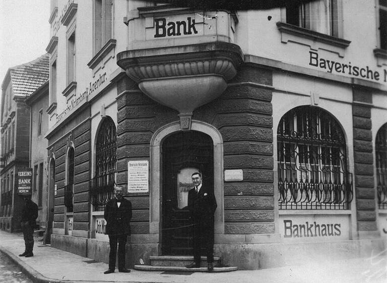 Vor der Castell-Bank befand sich im Eckhaus Markt-/Salzstraße eine Filiale des jüdischen Bankhauses Johann Michael Meyer aus Kitzingen. Im übernächsten Nachbarhaus (links hinten) residierte damals noch die Vereinsbank, die spätere Volksbank.