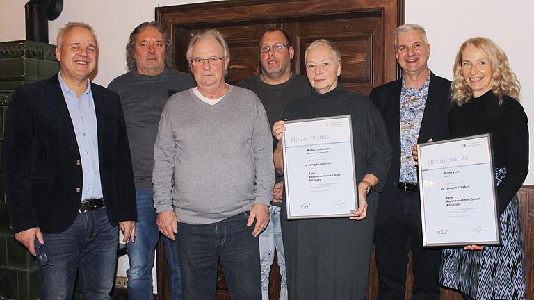 Eingekreist von Thomas Rank (links), Oliver Rank (2. v. rechts) und Jutta Rank stehen die Jubilare und angehenden Jung-Rentner der Firma Rank: Jörg Mantel, Heinz Kiesl, Matthias Ehrmann und Monika Schumann. Eingekreist von Thomas Rank (links), Oliver Rank (2. v. rechts) und Jutta Rank stehen die Jubilare und angehenden Jung-Rentner der Firma Rank: Jörg Mantel, Heinz Kiesl, Matthias Ehrmann und Monika Schumann.