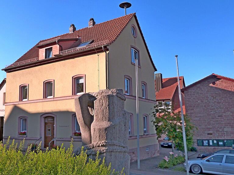 Für den Brandschutz ertüchtigt werden muss die ehemalige Grundschule in der Frankenstraße in Bischbrunn. Gemietet ist das Gebäude von der St.-Kilian-Schule. Für den Brandschutz ertüchtigt werden muss die ehemalige Grundschule in der Frankenstraße in Bischbrunn. Gemietet ist das Gebäude von der St.-Kilian-Schule.